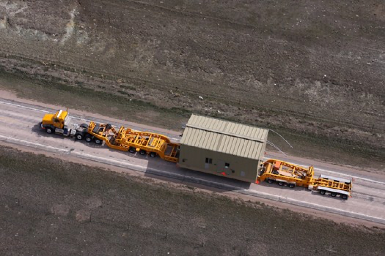 Northwest's Temisko blade trailer carrying a 44-meter wind turbine blade